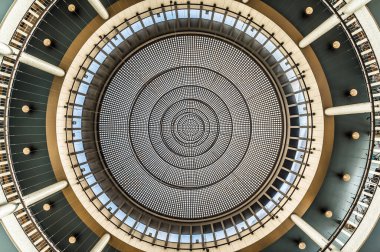 Brüksel Eski Kent, Brüksel Başkent Bölgesi - Belçika - 09 02 2019 Ravenstein Galerisi 'nin tavanının Art Nouveau iç tasarımı