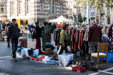 Saint Gilles, Brüksel, Belçika, 09 07 2019 - Kaçak pazarından ikinci el kıyafet alan insanlar