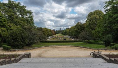 Vorst Ormanı, Brüksel Başkent Bölgesi - Belçika - 09 07 2019 Duden şehir parkından kaynaklanan panoramik manzara fıskiyenin üzerinde ve Brüksel 'in güneyinde Adalet Sarayı arka planda