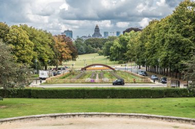 Vorst Ormanı, Brüksel Başkent Bölgesi - Belçika - 09 07 2019 Duden şehir parkından kaynaklanan panoramik manzara fıskiyenin üzerinde ve Brüksel 'in güneyinde Adalet Sarayı arka planda