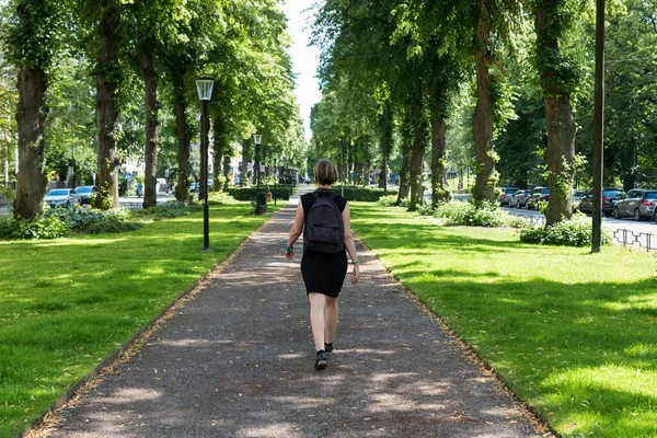 Atractiva Mujer Vestido Negro Caminando Parque Verde Ciudad Estocolmo Suecia —  Fotos de Stock