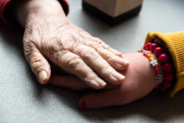 Close Das Mãos Enrugadas Uma Mãe Branca Anos Sua Filha — Fotografia de Stock