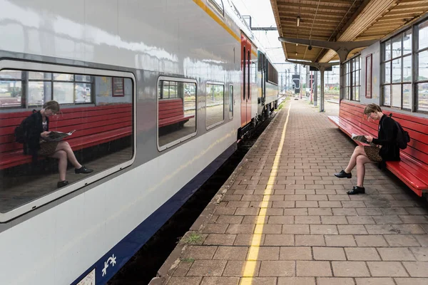 Tournai Doornik Région Wallonne Belgique 2019 Une Femme Attend Train — Photo