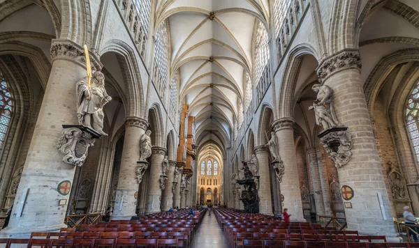 Brüksel Eski Kent, Brüksel Başkent Bölgesi - Belçika - 09 02 2019 Saint Michael ve Saint Gudula Katedrali 'nin Gotik iç tasarımı