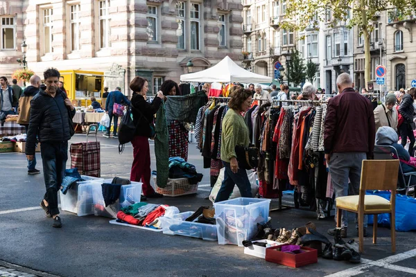 Saint Gilles ブリュッセル ベルギー 2019 地元の避難市場で古着を買う人々 — ストック写真