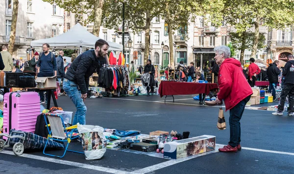 Saint Gilles ブリュッセル ベルギー 2019 地元の避難市場で古着を買う人々 — ストック写真