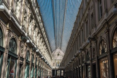 Brüksel Eski Kent, Brüksel Başkent Bölgesi - Belçika - 09: 14 2019 The glass art nouveau ceiling of the Galeries Royales Saint-Hubert, the Saint-Hubert Royal Galerileri