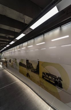 Koekelberg, Brüksel Başkent Bölgesi - Belçika - 09 25 2019 Elisabeth Simonis toplu taşıma istasyonu metro ve tramvay merkezinin yaya koridoru