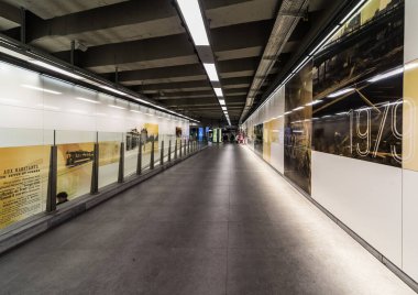 Koekelberg, Brüksel Başkent Bölgesi - Belçika - 09 25 2019 Elisabeth Simonis toplu taşıma istasyonu metro ve tramvay merkezinin yaya koridoru
