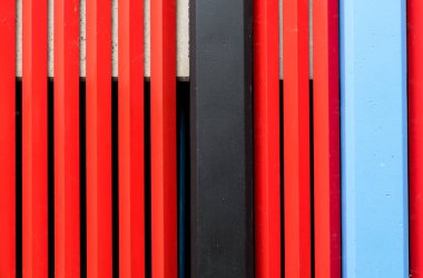 Laeken, Brüksel Başkent Bölgesi - Belçika - 09 26 2019 Soyut bir sanayi duvarı Renkli dikey çizgiler ve çizgiler