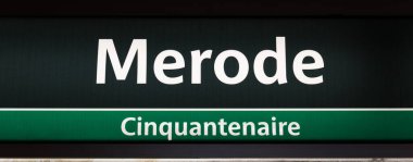 Brüksel - Belçika - 07 03 2019, Merode metro istasyonu ve Jubelpark Cinquentenaire şehir parkının ışık göstergesi