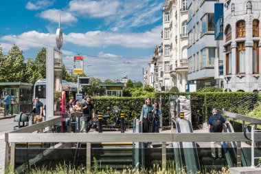 Brüksel, Belçika - 07 03 2019 - Merode metro durağındaki otomatik merdivenlerden inen sübyancılar