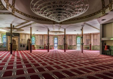Brüksel, Belçika - 07 03: 2019 Brüksel Büyük Camii 'nin iç mimarisi.