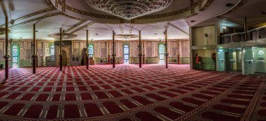 Brüksel, Belçika - 07 03: 2019 Brüksel Büyük Camii 'nin iç mimarisi.