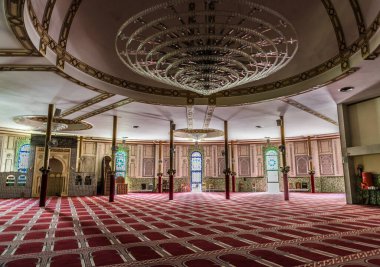 Brüksel, Belçika - 07 03: 2019 Brüksel Büyük Camii 'nin iç mimarisi.