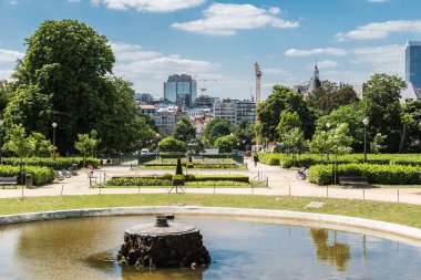 Brüksel, Belçika - 07 03 2019 - Marie-Louise Meydanı 'nın arka planında rezidans daireleri olan göleti