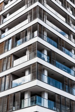 Etterbeek, Brüksel - Belçika - 07 03 2019 Livingstone Bulvarı 'nda terasları ve pencereleri olan konut binası