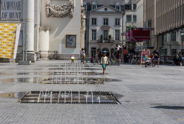 Brüksel Eski Kenti - Belçika - 07 05 05 2019, Monnaie Meydanı 'nda fıskiyeyi kazanan genç çocuk.