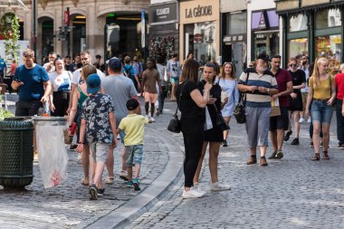 Brüksel Eski Kenti - Belçika - 07 05 05 2019 - Eski şehrin sokaklarında yürüyen yaz kıyafetleri içinde şık kızlar