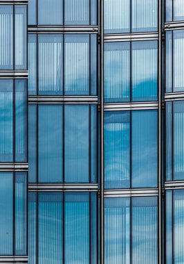 Brüksel Eski Kenti, Belçika - 07 05: 2019 Belfius 'un cam ve çeliği içindeki dikdörtgen mavi pencerelerin soyut görüntüsü - Rogier Meydanı Rogier