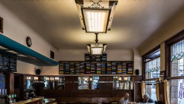 Saint Gilles, Brüksel, Belçika - 07 08 2019 - Geleneksel Brasserie Verschueren 'in Vintage Art Deco tasarımı