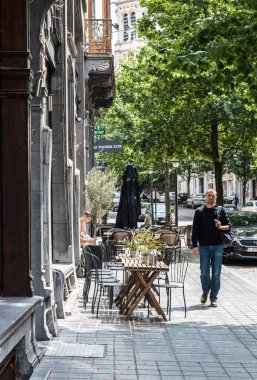 Saint Gilles, Brüksel, Belçika - 07 08 2019 - Porteuse d 'Eau tarzında bir restoranın ön cephesi ve terası