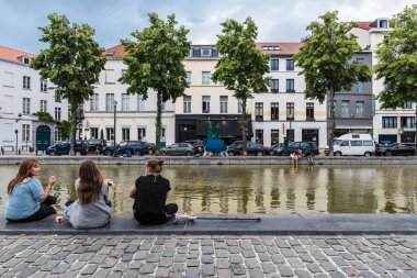 Brüksel Eski Kenti, Belçika - 07 18 2019 Saint Catherine Meydanı 'ndaki Anspach çeşmesinde oturan