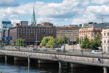 Stockholm, İsveç - 07: 24 2019 - Stadhusbron, belediye köprüsü manzarası