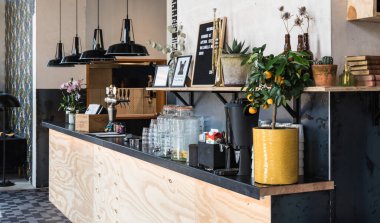 Stockholm - İsveç - 07: 24 2019 İskandinav minmalist tasarımlı tipik bir İsveç restoranının iç mimarisi