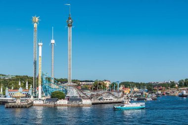 Stockholm, İsveç - 07: 24 2019 Grona Lund eğlence parkının deniz kıyısından alınan görüntüsü