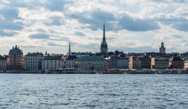 Stockholm, İsveç - 07: 24 2019 - Gamla Stan üzerinde panoramik manzara - Skeppsholmen adasından alınan eski kasaba