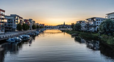 Stockholm, İsveç - 07: 24 2019 Stockholm ufuk ve deniz üzerinde panoramik manzara alacakaranlıkta mavi pembe gökyüzü