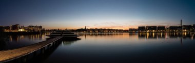 Stockholm, İsveç - 07: 24 2019 Stockholm ufuk ve deniz üzerinde panoramik manzara alacakaranlıkta mavi pembe gökyüzü
