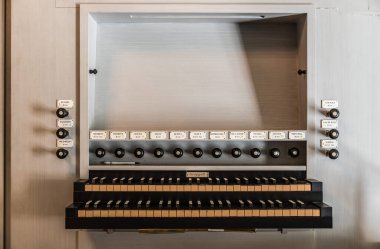Oregrund, Uppland - İsveç - 30 07 2019 Kilisenin Beyaz Vintage Orgu