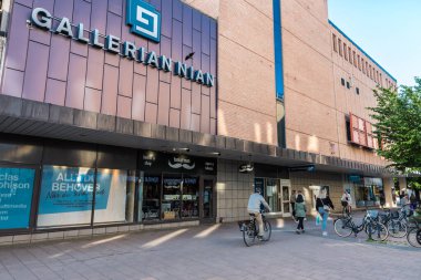 Gavle, Gavleborg İlçesi - İsveç - 07 31 31 2019 - Turistler ve yerel halk, Stortorget adlı meydanda yürüyorlar.