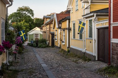 Gavle, Gavleborg İlçesi - İsveç - 07 31 2019 Eski şehrin sokakları ahşap dizayn ve kaldırım taşlarıyla