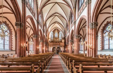 Sundsvall, Vastnorrland İlçesi - 08 02 2019: Gustav Adolfs Evengelic Kilisesi 'nin simetrik iç mimarisi