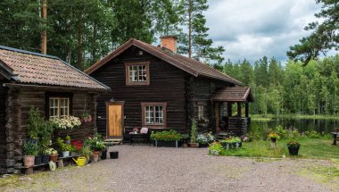 Segersta, Halsingland - İsveç - 08 04 2019: Tarlalardaki İsveç geleneklerine göre tatil evleri