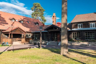 Rattvik, Dalarna, İsveç - 08 05: 2019: Tipik kahverengi ahşap İsveç Mahallesi