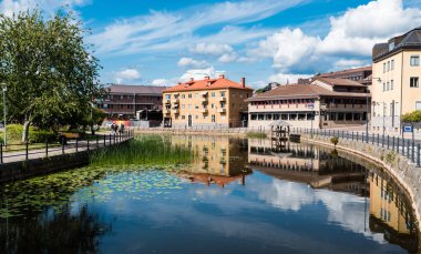 Falun, Dalarna - İsveç - 08 05 05 2019 Nybron nehrine yansıyan şehrin panoramik görüntüsü