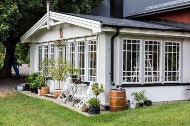 Rensmur, Sala Vastmanland Eyaleti İsveç - 08 06 2019 Wooden kır evi geleneksel İsveç tarzı kırsal kesimde.