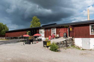 Sala Silvergruva, Vastmanlands Lan - İsveç - 08 07 07 2019 Dewlling yaklaşan yağmur bulutlarıyla birlikte gümüş madeninde