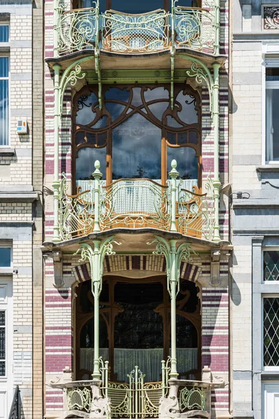 Bruksela Belgia 2019 Typowa Fasada Secesyjna Metalowymi Ozdobami Okrągłymi Oknami — Zdjęcie stockowe