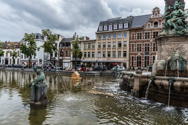 Bruselas Ciudad Vieja Bélgica 2019 Personas Sentadas Fuente Anspach Plaza — Foto de Stock