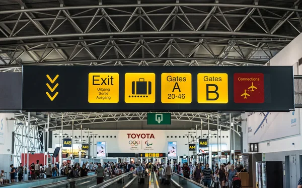 Zaventem Havaalanı, Flanders, Belçika - 07 23 2019 Brüksel Uluslararası Havalimanı 'nın Zaventem' deki kalkış salonunun iç mekanı. Otomatik kemerle çıkış, valiz ve bağlantı.