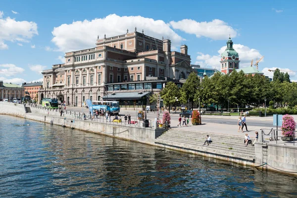 Stockholm Zweden 2019 Mensen Zitten Aan Baai Van Oude Stad — Stockfoto