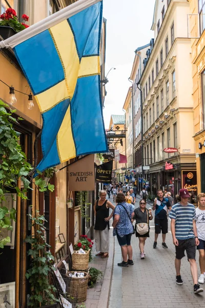 瑞典斯德哥尔摩Gamla Stan 2019 在旧城狭窄的风景如画的街道上悬挂瑞典国旗 — 图库照片
