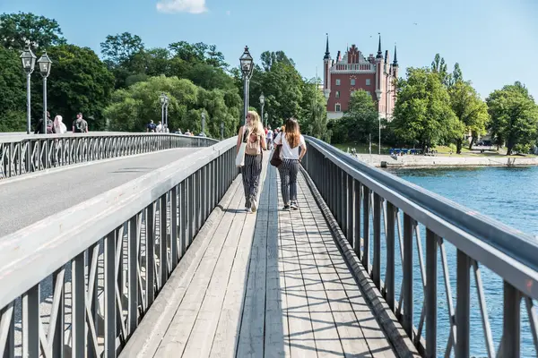Стокгольм Швеция 2019 Туристические Девушки Идущие Через Skeppsholmsbron Мост Между — стоковое фото