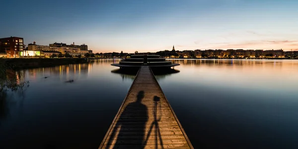 ストックホルム スウェーデン 2019 夕暮れ時に青いピンクの紫色の空とストックホルムのスカイラインと海のパノラマビュー — ストック写真