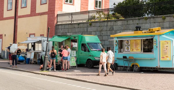Uppsala Uppland スウェーデン 2019 夏の服を着た若者がファーストフードの屋台やフードトラックでサービスを受けるのを待っています — ストック写真